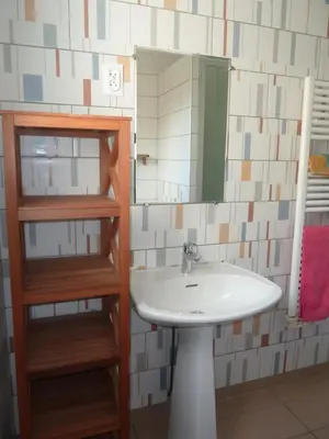 Salle de bains dans l'établissement La Bonbonnière des oliviers
