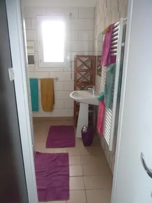 Salle de bains dans l'établissement La Bonbonnière des oliviers