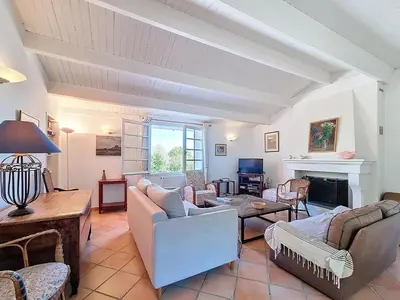 Coin salon dans l'établissement Maison de charme, Grand jardin, 3km plages, WiFi