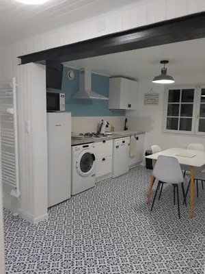 Cuisine ou kitchenette dans l'établissement Gîte Sardine, face à la forêt