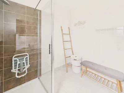 Salle de bains dans l'établissement 800m de la plage, jolie maison pour 6 avec jardin