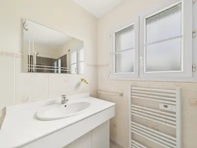 Salle de bains dans l'établissement 800m de la plage, jolie maison pour 6 avec jardin