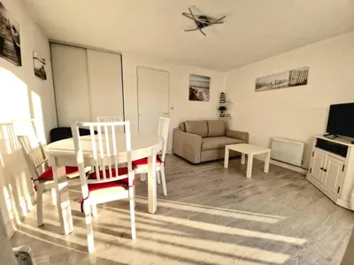 Télévision ou salle de divertissement dans l'établissement Appartement piscine mer et commerces proche