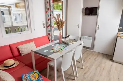 Coin salon dans l'établissement ZEcamping 4 étoiles 1km plage piscine couverte club enfant locatif TV