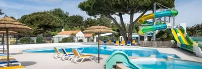 Piscine de l'établissement ZEcamping 4 étoiles 1km plage piscine couverte club enfant locatif TV ou située à proximité