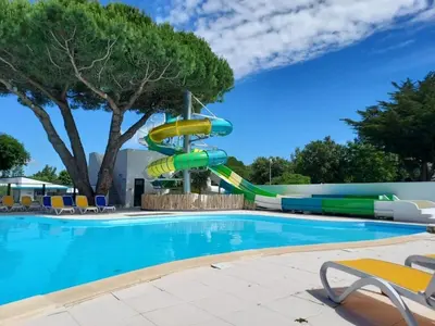 Piscine de l'établissement ZEcamping 4 étoiles 1km plage piscine couverte club enfant locatif TV ou située à proximité