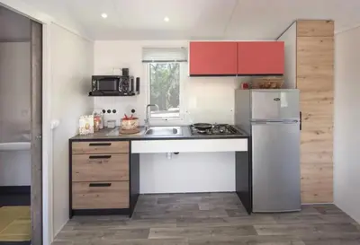 Cuisine ou kitchenette dans l'établissement ZEcamping 4 étoiles 1km plage piscine couverte club enfant locatif TV