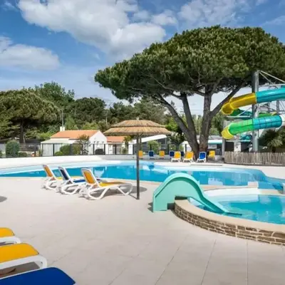 ZEcamping 4 étoiles 1km plage piscine couverte club enfant locatif TV