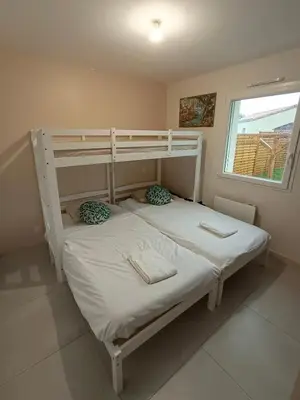 Un ou plusieurs lits dans un hébergement de l'établissement Maison 4 personnes avec jardin à 15 min du grand Parc