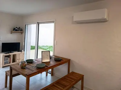 Télévision ou salle de divertissement dans l'établissement Maison 4 personnes avec jardin à 15 min du grand Parc