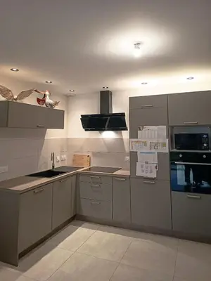 Cuisine ou kitchenette dans l'établissement Maison 4 personnes avec jardin à 15 min du grand Parc