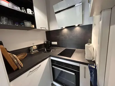 Cuisine ou kitchenette dans l'établissement Appartement moderne avec balcon proche plage - FR-1-224C-366