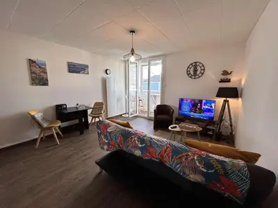 Télévision ou salle de divertissement dans l'établissement Appartement moderne avec balcon proche plage - FR-1-224C-366