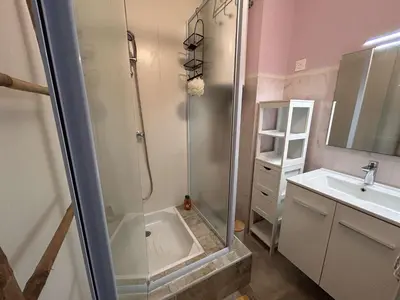 Salle de bains dans l'établissement Appartement moderne avec balcon proche plage - FR-1-224C-366