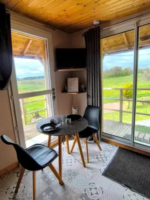 Coin salon dans l'établissement La Cabane