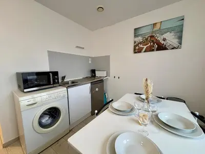 Cuisine ou kitchenette dans l'établissement Appartement pour 4 pers. proche commerces et plage, idéal télétravail - FR-1-323-596