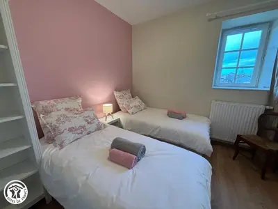 Un ou plusieurs lits dans un hébergement de l'établissement Charmant Gîte Vendéen avec Jardin - 6 Pers. - FR-1-426-605