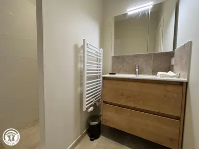 Salle de bains dans l'établissement Charmant Gîte Vendéen avec Jardin - 6 Pers. - FR-1-426-605