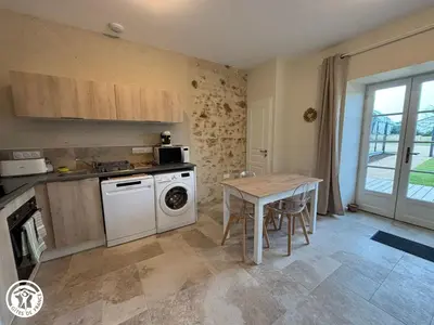 Cuisine ou kitchenette dans l'établissement Charmant Gîte Vendéen avec Jardin - 6 Pers. - FR-1-426-605