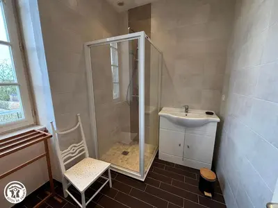 Salle de bains dans l'établissement Charmant Gîte en Vendée avec Parking Privé - FR-1-426-606