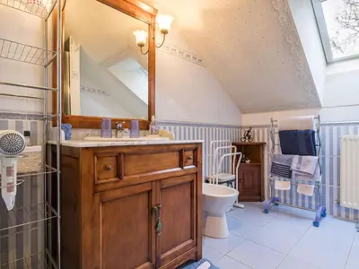Salle de bains dans l'établissement Suite Familiale à Proximité de la Mer - FR-1-306-1331