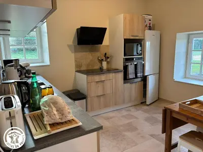 Cuisine ou kitchenette dans l'établissement Charmant Gîte en Bocage Vendéen, 3 Chambres, Parking Inclus - FR-1-426-607