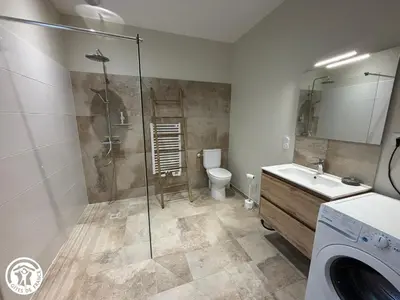 Salle de bains dans l'établissement Charmant Gîte en Bocage Vendéen, 3 Chambres, Parking Inclus - FR-1-426-607