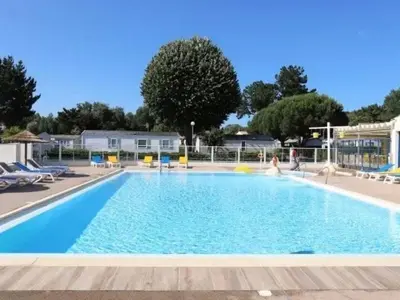 Piscine de l'établissement Mobil-home 3 Chambres, Terrasse Paisible - API-1-52-1630 ou située à proximité