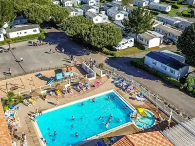 Piscine de l'établissement Mobil-home 3 Chambres, Terrasse Paisible - API-1-52-1630 ou située à proximité