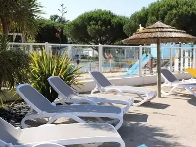 Piscine de l'établissement Mobil-home 3 Chambres, Terrasse Paisible - API-1-52-1630 ou située à proximité
