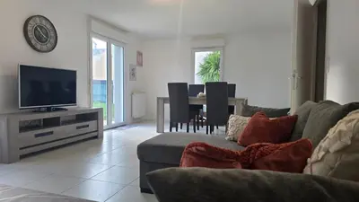 Télévision ou salle de divertissement dans l'établissement Maison calme et lumineuse à proximité des plages de Pornic