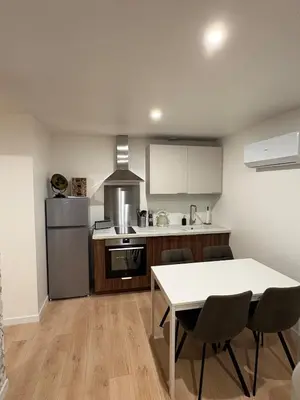 Cuisine ou kitchenette dans l'établissement Logement neuf 4 personnes Proche centre-bourg
