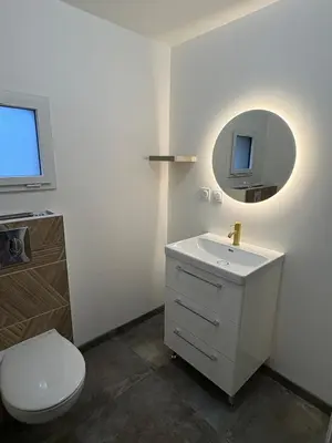 Salle de bains dans l'établissement Logement neuf 4 personnes Proche centre-bourg
