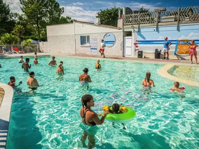 Piscine de l'établissement Mobil-home 30m² pour 6 avec terrasse à Saint-Hilaire-de-Riez - API-1-52-1570 ou située à proximité