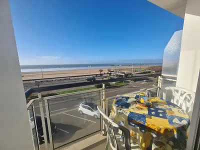 Vue générale sur la mer ou vue sur la mer prise depuis l'appartement