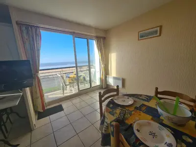 Vue générale sur la mer ou vue sur la mer prise depuis l'appartement