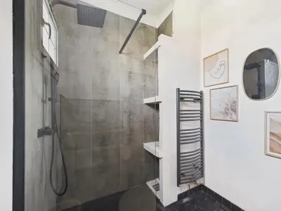 Salle de bains dans l'établissement Maison tout confort pour 8 avec jardin