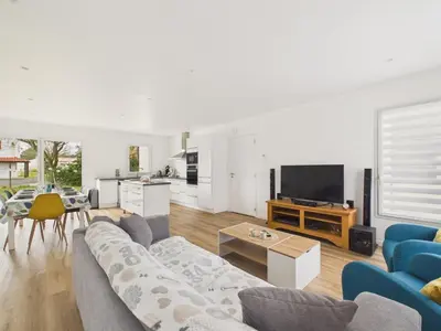 Télévision ou salle de divertissement dans l'établissement Maison tout confort pour 6 avec jardin et jacuzzi
