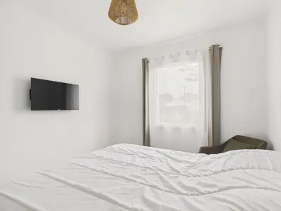 Télévision ou salle de divertissement dans l'établissement Maison tout confort pour 6 avec jardin et jacuzzi