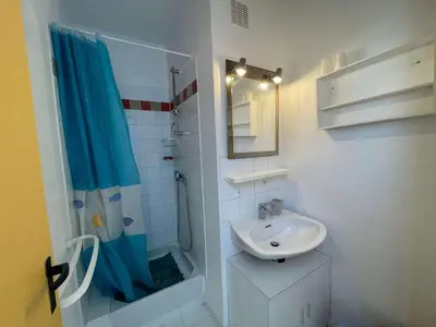Salle de bains dans l'établissement SH330-046 - Appart Studio 4 couchages - SAINT HILAIRE DE RIEZ