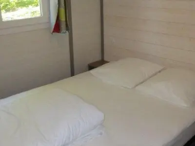 Un ou plusieurs lits dans un hébergement de l'établissement Chalet cosy pour 4 avec terrasse à Sainte-Reine-de-Bretagne - API-1-52-1741