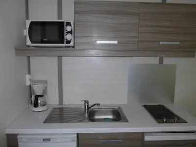 Cuisine ou kitchenette dans l'établissement Chalet cosy pour 4 avec terrasse à Sainte-Reine-de-Bretagne - API-1-52-1741