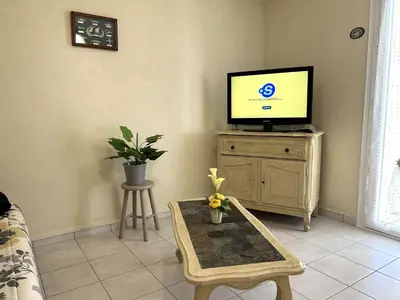 Télévision ou salle de divertissement dans l'établissement SG000-009 Maison 4 pièces 6 couchages LE FENOUILLER