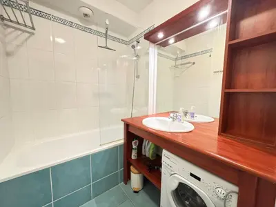 Salle de bains dans l'établissement L'Embrun - TV, WiFi, Parking, Piscine de résidence