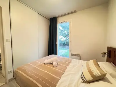Un ou plusieurs lits dans un hébergement de l'établissement L'Embrun - TV, WiFi, Parking, Piscine de résidence