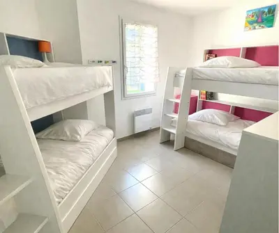 Un ou plusieurs lits dans un hébergement de l'établissement La Floralie, Piscine chauffée, WiFi, 2km plage