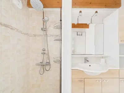 Salle de bains dans l'établissement Maison pour 6 avec jardin, centre Noirmoutier