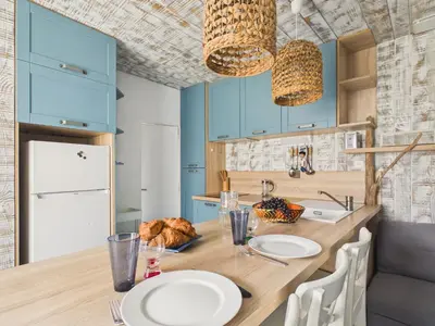 Cuisine ou kitchenette dans l'établissement 100 m de la plage, terrasse, maison pour 2