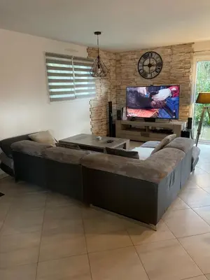 Télévision ou salle de divertissement dans l'établissement Maison familiale à 10 min des plages