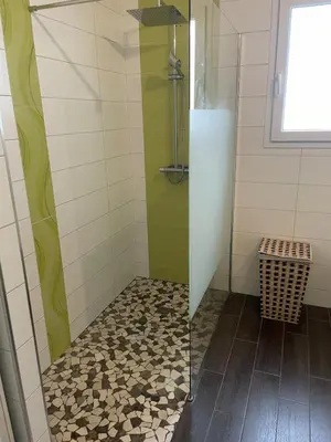Salle de bains dans l'établissement Maison familiale à 10 min des plages